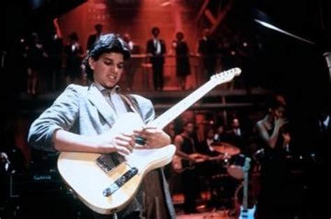 Can Ralph Macchio Play Guitar: A Journey Through Artistry and Illusion