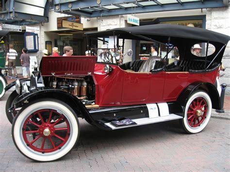 How Old Does a Car Have to Be to Be Antique in Florida? And Why Do Antique Cars Smell Like Nostalgia and Leather?